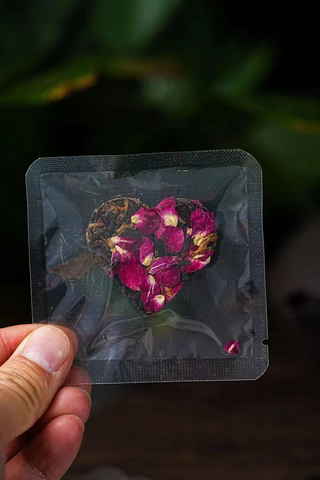 Sip Tea Tao，Heart‑Shaped Yunnan Dark Tea with Rose Petals