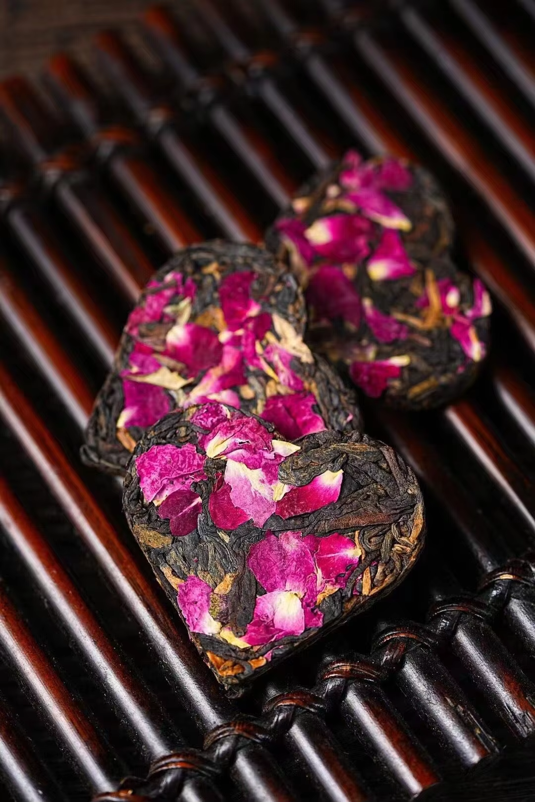 Sip Tea Tao，Heart‑Shaped Yunnan Dark Tea with Rose Petals